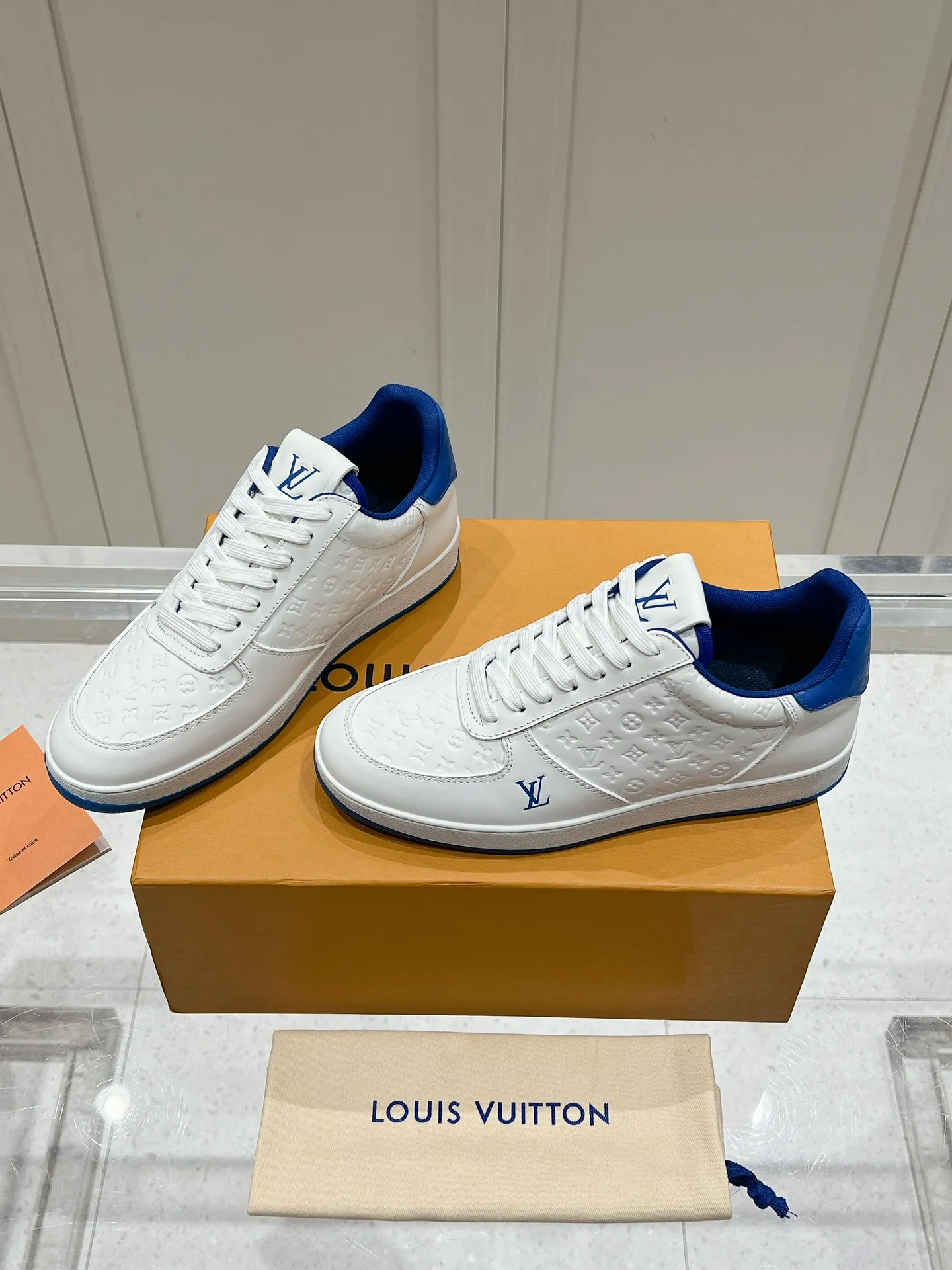 👟👟Ex-factory price 680👟👟 LV new style casual white shoes for men, simple and fashionable, light and comfortable, size: 39-44 (order 45)